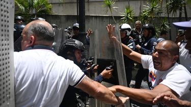 Piquetes de la PNB impiideron a los manifestantes ingresar al hotel en el que dialogan oposición y oficialismo (AFP)