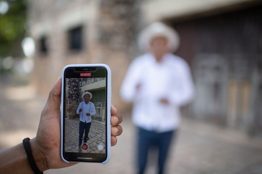 El TikToker mexicano Santos Tuz graba un video para difundir la lengua maya en Oxkutzcab, Estado de Yucatán, México, el 1 de abril de 2023.&nbsp; &nbsp;