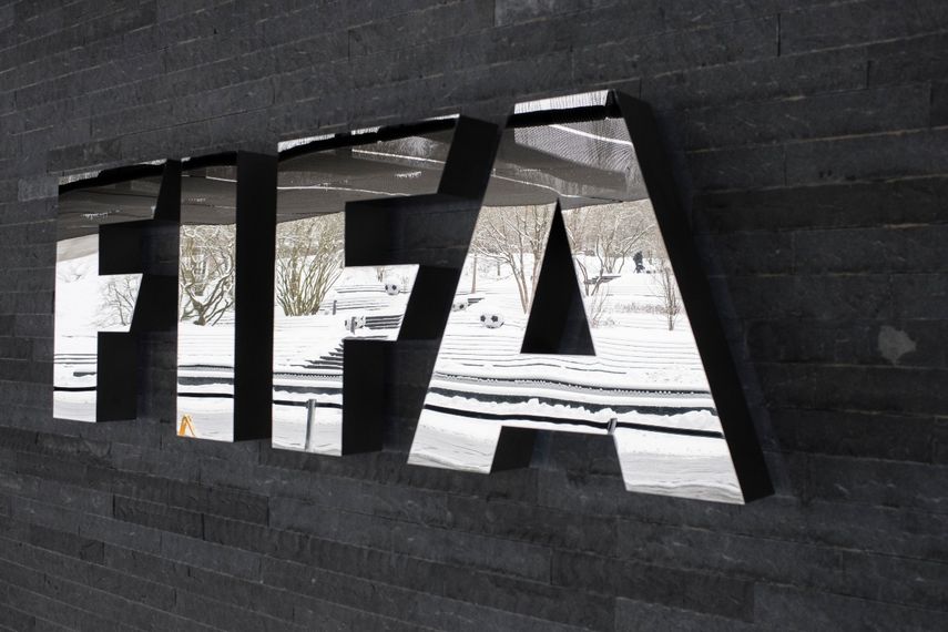 En esta foto del martes 10 de enero de 2017, el logo de la FIFA afuera de la sede de la entidad en Zúrich, Suiza