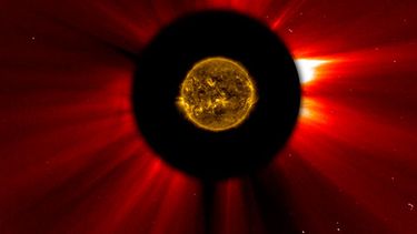 En esta imagen compuesta enviada por la NASA, el cometa ISON se acerca al sol el jueves, 28 de noviembre del 2013. (Foto AP/ESA&NASA SOHO/SDO)