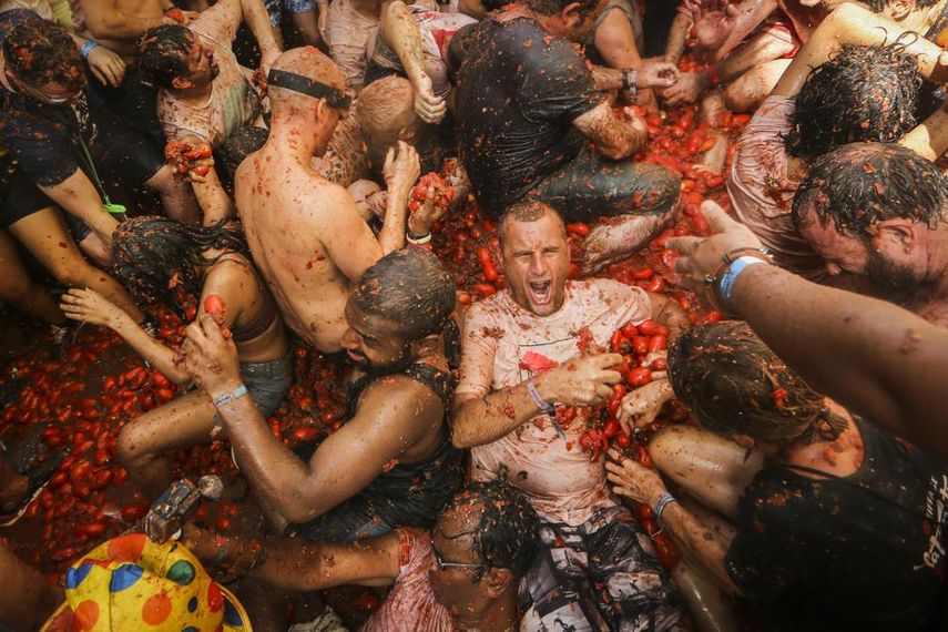 Participantes de la Tomatina, la guerra anual para arrojar tomates en Buñol, Valencia, España, el 31 de agosto de 2022. Tomatina se suspendió dos años debido a la pandemia de coronavirus.&nbsp;