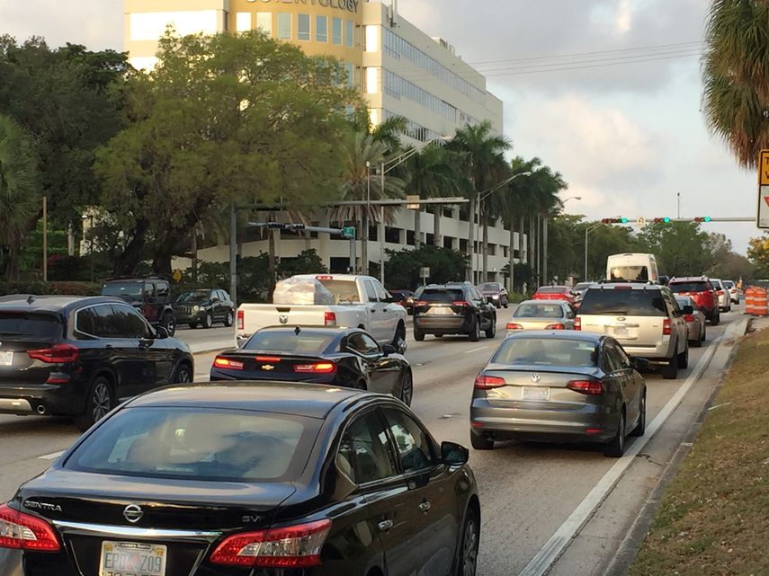 Tras tres semanas de calma, m&aacute;s veh&iacute;culos transitan por las calles de Miami.