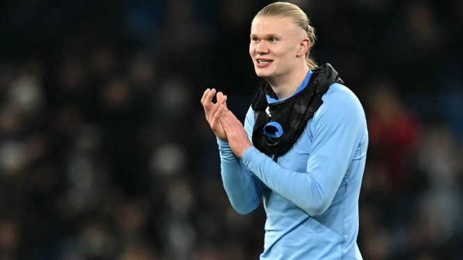 El noruego Erling Haaland, del Manchester City, celebra en el campo tras el triunfo de su equipo ante el Brujas, el 29 de enero de 2025.