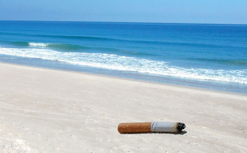 Millones de colillas de cigarro son abandonadas en las playas.