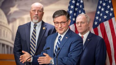 El presidente de la Cámara de Representantes, el republicano Mike Johnson, habla en una conferencia de prensa junto al representante Chip Roy, a la izquierda, y el líder de la mayoría en la cámara baja, Steve Scalise, a la derecha.