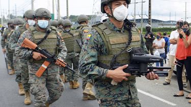 Militares se aprestan a entrar a una de las cárceles de Ecuador.