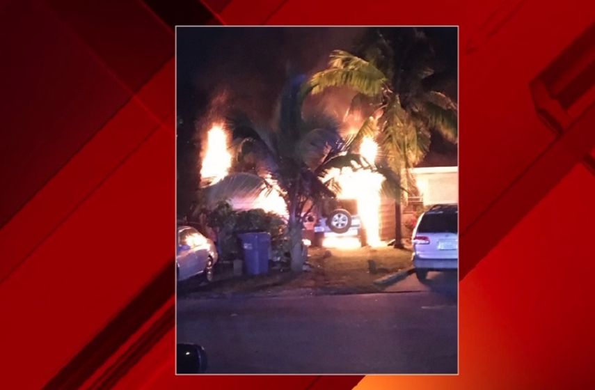 El vehículo y la vivienda resultaron gravemente dañados tras el impacto y la extensión del fuego.