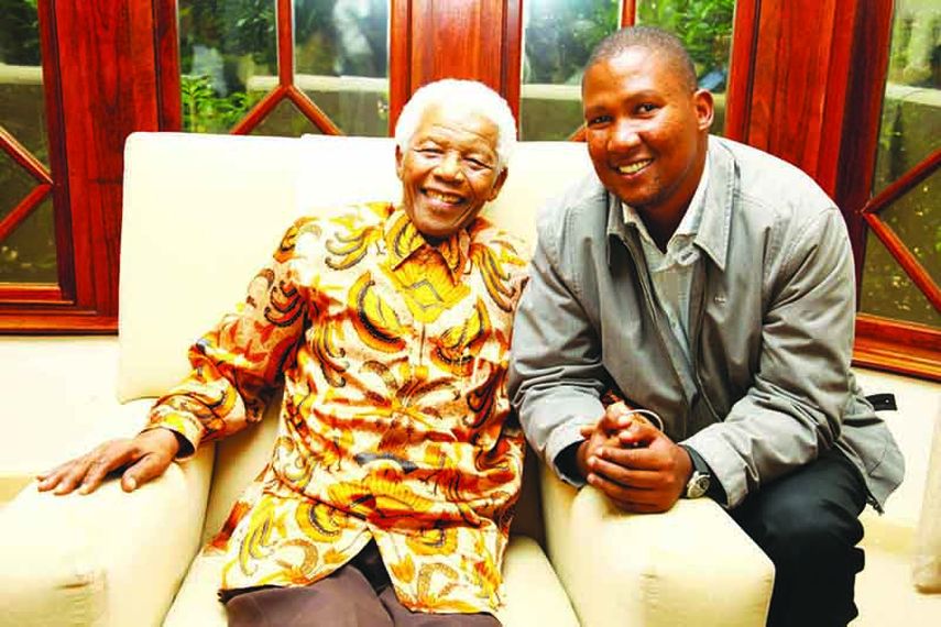 Nelson Mandela junto a su nieto Mandla, el único miembro activo en política de la familia Mandela y actual diputado por el partido gubernamental. (ARCHIVO)