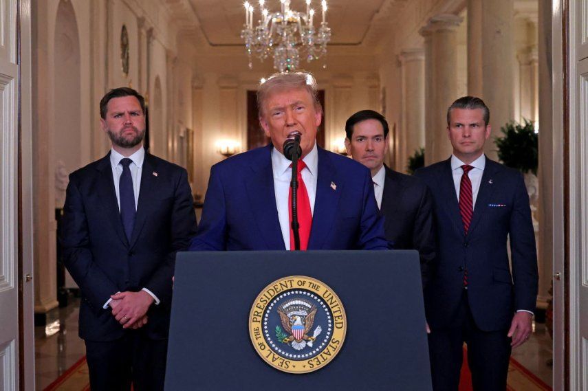 El presidente Donald Trump se dirige a la nación, junto al vicepresidente JD Vance (izquierda); el secretario de Estado, Marco Rubio (segundo a la derecha); y el secretario de Defensa, Pete Hegseth (derecha), desde la Casa Blanca en Washington, DC, el 21 de junio de 2025, tras el anuncio de que EEUU bombardeó sitios nucleares en Irán.