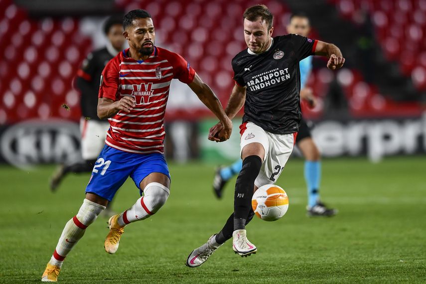Yangel Herrera de Granada, izquierda, compite por el balón con Mario Goetze de PSV durante el partido de fútbol del grupo E de la Europa League entre Granada y PSV en el estadio Los Carmenes en Granada, España, el jueves 3 de diciembre de 2020&nbsp;
