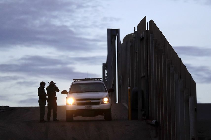 En esta imagen del 21 de noviembre de 2018, agentes de la Patrulla Fronteriza junto a uno de sus veh&iacute;culos junto al muro que separa a Tijuana, M&eacute;xico, de San Diego, en San Diego.&nbsp;