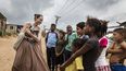 Angelina Jolie conversando en Riohacha, Colombia, con niños que huyeron de Venezuela.&nbsp;