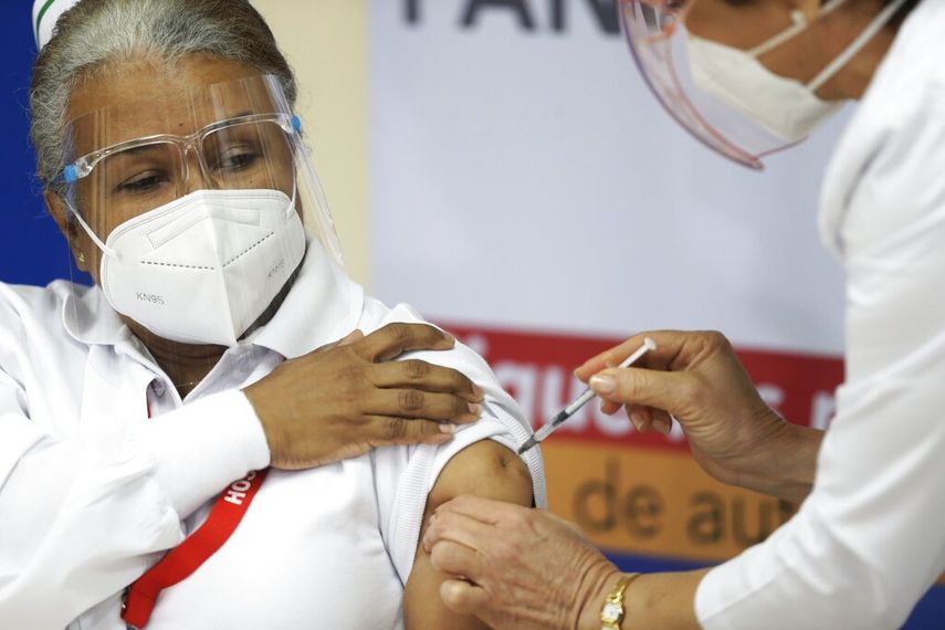 La enfermera Violeta Gaona, de 59 años, recibe una inyección de la vacuna Pfizer-BioNTech para COVID-19 en el Hospital Santo Tomas en la ciudad de Panamá, el miércoles 20 de enero de 2021, el mismo día que llegó el primer envío a Panamá.