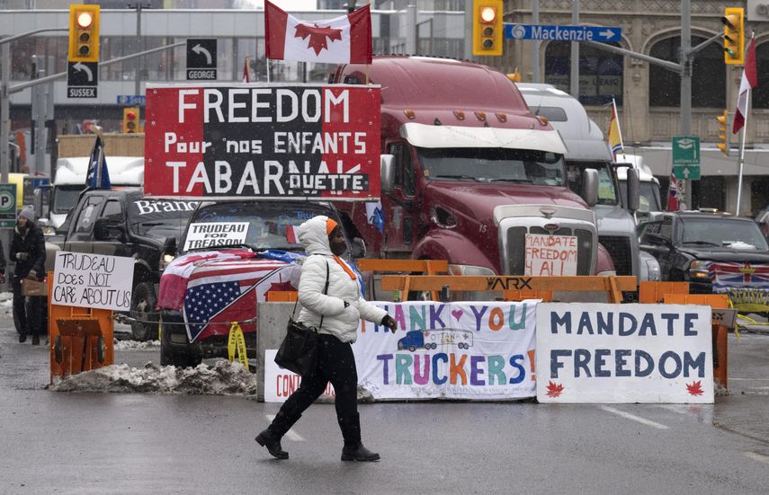 Protesta de camioneros por restricciones en Canadá crece y fomenta similares