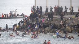 Vista de las decenas de miles de personas que llegaron a la ciudad española de Ceuta desde Marruecos.