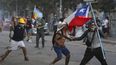 Manifestantes se enfrentan a la polic&iacute;a en Santiago de Chile.