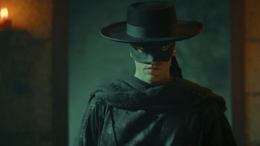 En esta imagen proporcionada por Prime Video, Miguel Bernardeau en una escena de la serie Zorro.