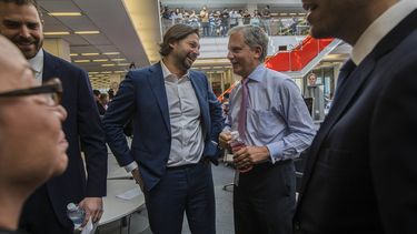 El fot&oacute;grafo independiente Daniel Berehulak (c-i) y al editor Arthur Ochs Sulzberger Jr. (c-d), durante una reuni&oacute;n en la redacci&oacute;n de The New York Times&nbsp;tras anunciarse los premiados en el Pulitzer&nbsp;2017.
