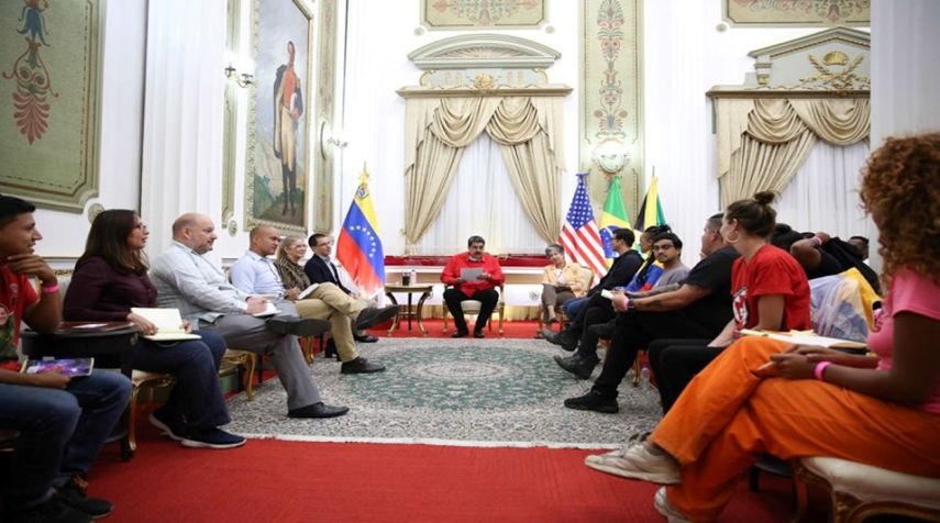 Integrantes de la brigada internacionalista Che Guevara reunidos con el dictador Nicol&aacute;s Maduro, en febrero de 2020.