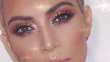 Kim Kardashian mostró una fotorafía con sus productos de belleza.&nbsp;