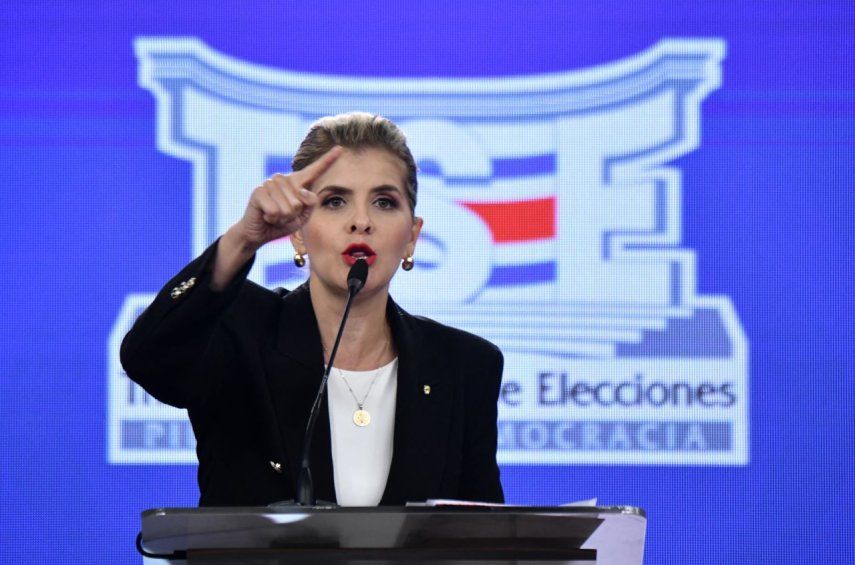 La candidata presidencial de Costa Rica, Laura Fernández, del partido Pueblo Soberano, habla durante un debate en el Tribunal Supremo de Elecciones (TSE) en San José, Costa Rica, el 11 de enero de 2026.