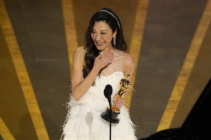 Michelle Yeoh recibe el premio a Mejor actriz por Everything Everywhere All at Once en los Óscar el domingo 12 de marzo de 2023 en el Teatro Dolby en Los Ángeles.