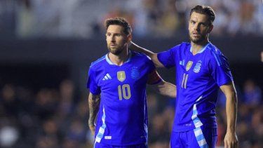 Lionel Messi (izq) y Giovani Lo Celso de Argentina reaccionan durante el partido amistoso internacional entre Puerto Rico y su selección en el Chase Stadium, el 14 de octubre de 2025 en Fort Lauderdale, Florida. Lionel Messi (izq) y Giovani Lo Celso de Argentina reaccionan durante el partido amistoso internacional entre Puerto Rico y su selección en el Chase Stadium, el 14 de octubre de 2025 en Fort Lauderdale, Florida.