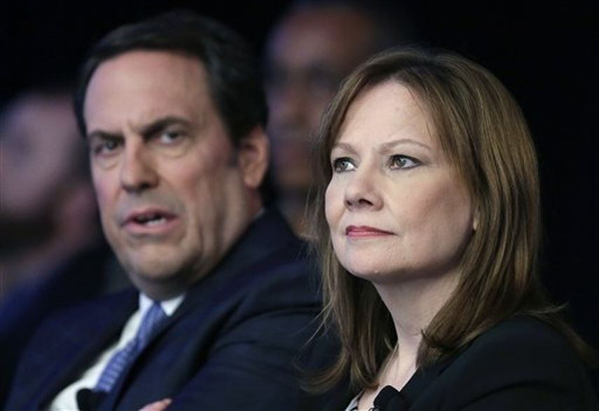 En la gráfica: Mary Barra,  directora general de General Motors y Mark Reuss, vicepresidente ejecutivo de desarrollo global de productos (Foto: AP)