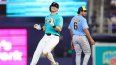 El jardinero Kyle Stowers, de los Miami Marlins, sonríe tras conectar un doble en un juego contra los Milwaukee Brewers, el 19 de abril de 2026.&nbsp;