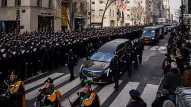 Miles de agentes de la Ciudad de Nueva York despiden a un oficial asesinado.&nbsp;