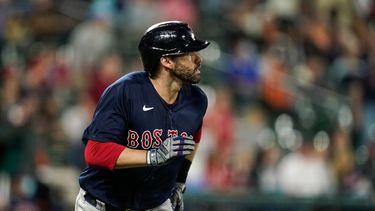 El cubano J.D. Martínez se torció el tobillo frente a Rays de Tampa Bay y no podrá estar listo para el duelo de comodín entre Medias Rojas de Boston y Yankees de Nueva York