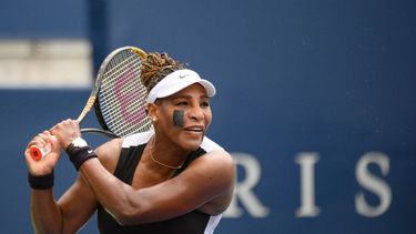 La estadounidense Serena Williams regresa un tiro en el encuentro de primera ronda del Abierto National Bank en Toronto ante la española Nuria Parrizas-Díaz el lunes 8 de agosto del 2022.