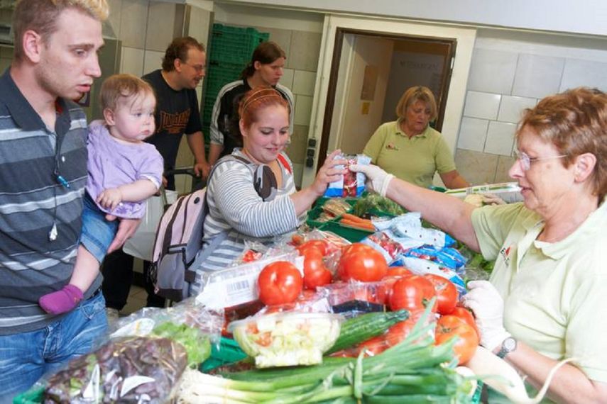 Las personas compran a bajo costo los alimentos que ofrecen los bancos de comida. Muchas veces son gratis.&nbsp;