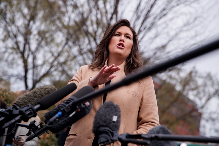La portavoz de la Casa Blanca, Sarah Huckabee Sanders, atiende a los medios en la Casa Blanca, en Washington.