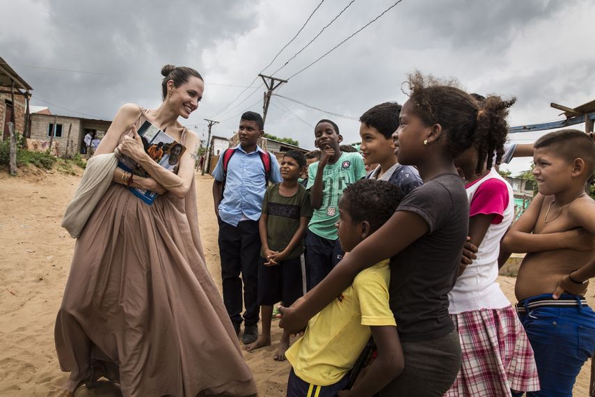 Angelina Jolie conversando en Riohacha, Colombia, con niños que huyeron de Venezuela.&nbsp;