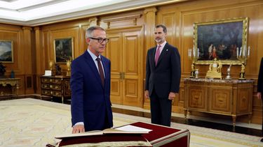 El nuevo ministro de Cultura, José Guirao, promete su cargo ante el Rey Felipe VI.