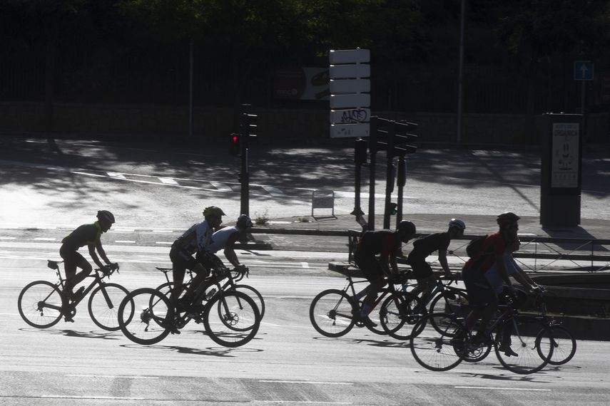 En esta foto del domingo 3 de mayo de 2020, un grupo de ciclista recorre el Paseo de la Castellana de Madrid, Espa&ntilde;a.&nbsp;
