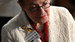 La representante estadounidense Marcy Kaptur, demócrata por Ohio, lleva un distintivo con el lema Apoya a los supervivientes, publica los archivos a su llegada para el discurso sobre el Estado de la Unión del presidente de EE. UU., Donald Trump, en el hemiciclo de la Cámara de Representantes, en el Capitolio de Washington D. C., el 24 de febrero de 2026