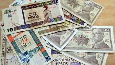 Varios billetes de los que circulan en Cuba: a la izquierda el CUC y a la derecha, el CUP.