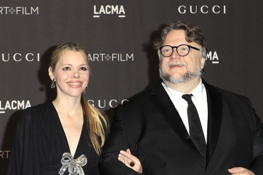 La guionista Kim Morgan y Guillermo del Toro, a su llegada al&nbsp;Museo de Arte del Condado de Los Angeles, donde el cineasta fue homenajeado.&nbsp;