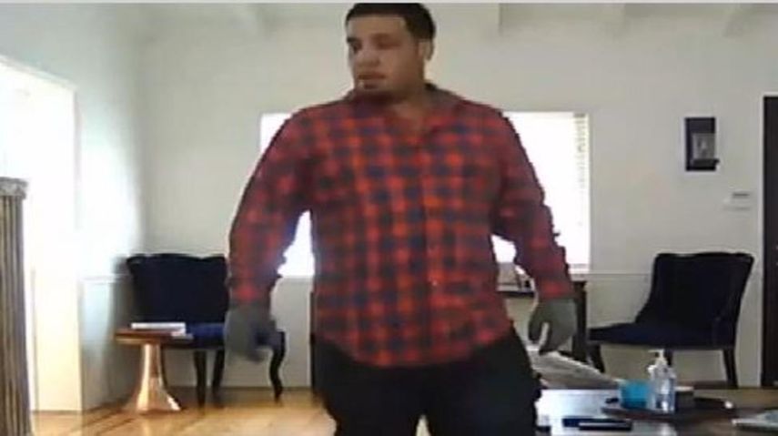  El hombre entró a la vivienda con guantes para evitar dejar rastros, pero no se percató que había cámaras de seguridad (CORTESÍA)