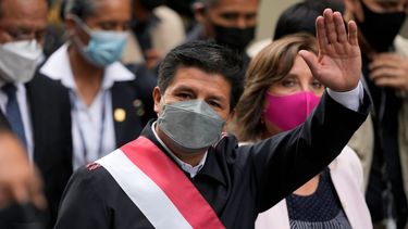 El presidente de Perú, Pedro Castillo, saluda a los periodistas mientras camina hacia el Congreso en Lima, Perú, el martes 15 de marzo de 2022