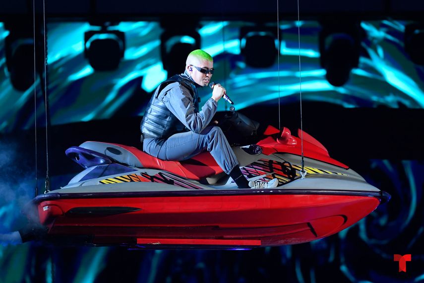 El cantante puertorrique&ntilde;o de trap latino Bad Bunny&nbsp;sorprendi&oacute; a todos con su inesperada llegada en una moto acu&aacute;tica que colgaba sobre el escenario, en una energ&eacute;tica actuaci&oacute;n para cantar sus temas 200 mph&nbsp;y Tenemos que hablar.