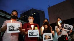 Periodistas y fotógrafos rinden homenaje a su colega Felipe Guevara, quien falleció dos días después de recibir un disparo, en Cali, Colombia, el 23 de diciembre de 2020. El fotógrafo Felipe Guevara había denunciado amenazas contra su vida en 2017, en 2018 y nuevamente este año.&nbsp;