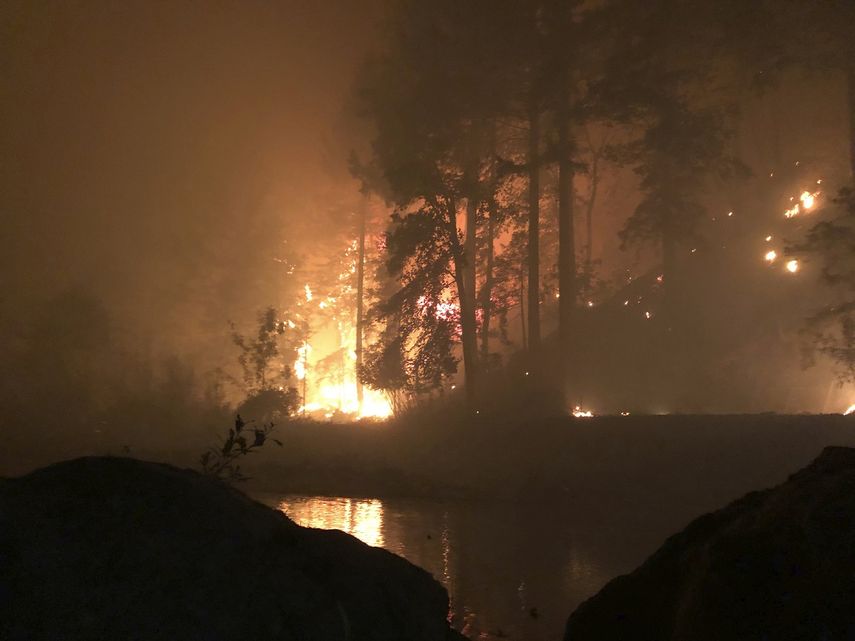 Esta fotograf&iacute;a fue tomada por Don Myron que se refugi&oacute; de un incendio forestal mort&iacute;fero sobre una roca mientras se proteg&iacute;a con una silla de pl&aacute;stico a la mitad del r&iacute;o Little North Santiam tras huir de su casa en Lyons, Oregon, el lunes 7 de septiembre de 2020.&nbsp;