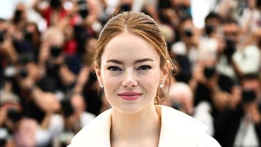 La actriz Emma Stone arriba a la 77 edición del Festival de Cine de Cannes.