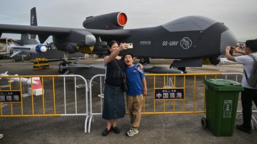 Una mujer se toma una selfie junto a un dron Jetank durante la 15.ª Exposición Internacional de Aviación y Aeroespacial de China en Zhuhai, provincia de Guangdong, sur de China, el 15 de noviembre de 2024.&nbsp;