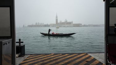 Un gondolero dirige su góndola vacía por las aguas de Venecia ante la cancelación de la edición 2021 del tradicional carnaval.&nbsp;