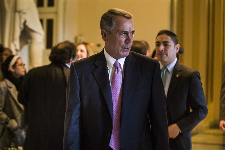 El presidente de la Cámara de Representantes de Estados Unidos, el republicano John Boehner (c), camina hacia su despacho el 3 de marzo de 2015, en Washington DC.  (EFE)