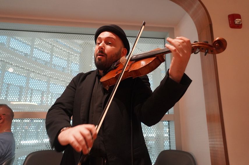 El violinista Steffen Zeichner amenizó la velada.&nbsp;
